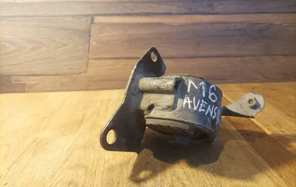 Toyota Avensis Verso Engine mount bracket