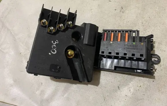 Mercedes-Benz E W211 Fuse module a2115460641 2115460641