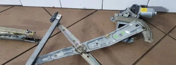 Isuzu D-Max Rear door window regulator with motor