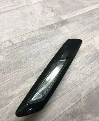 Front fender indicator light