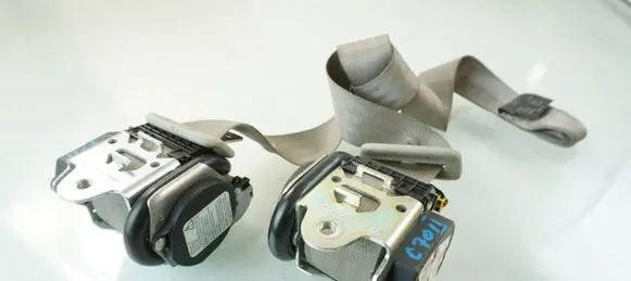 Volvo C70 Front seatbelt 30730793