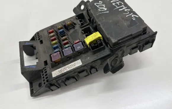 Toyota Avensis T250 Fuse module 8273005020