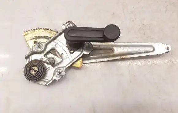Rear door manual window regulator