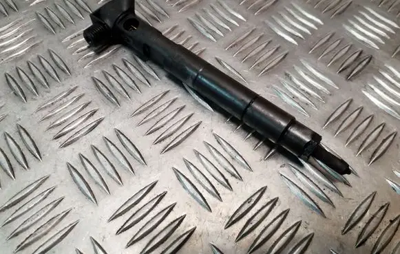 Mercedes-Benz E W212 Fuel injector 28348370 A6510702887