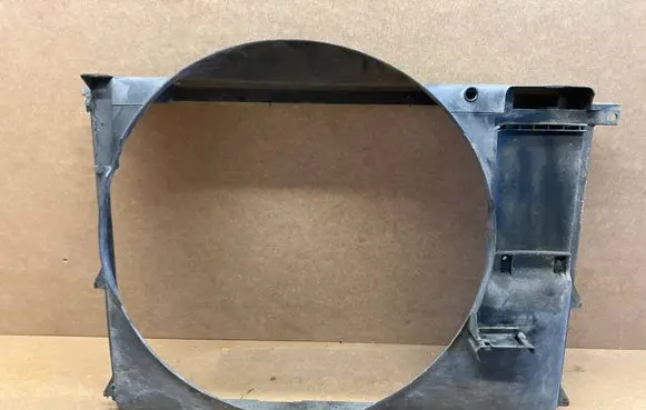 BMW 7 E38 Radiator cooling fan shroud 1702893