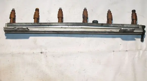 Volvo XC90 Fuel distributor 8658593