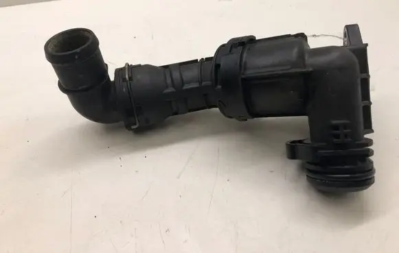 Volkswagen PASSAT B8 Engine coolant pipe/hose 04L121111