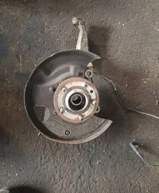 Land Rover Discovery 3 - LR3 Front wheel hub