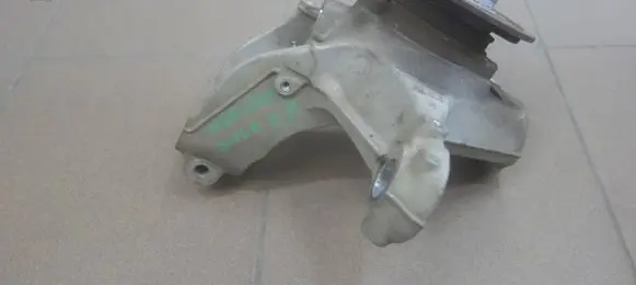 Front wheel hub spindle knuckle