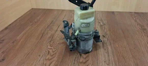 Ford Focus C-MAX Power steering pump 4M513K514BD