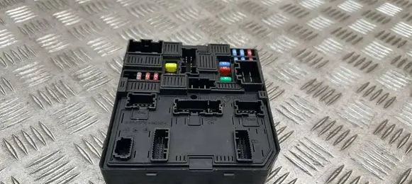 Nissan Qashqai Fuse module 284B75NA1A 2808038137 5CH811F03