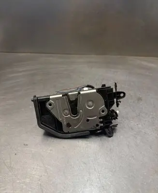 BMW 1 E81 E87 Front door lock 7202149