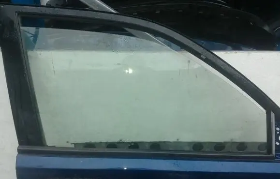 Nissan X-Trail T30 Front door window glass four-door