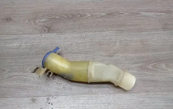 Volvo V70 Window washer liquid tank fill tube 9178568