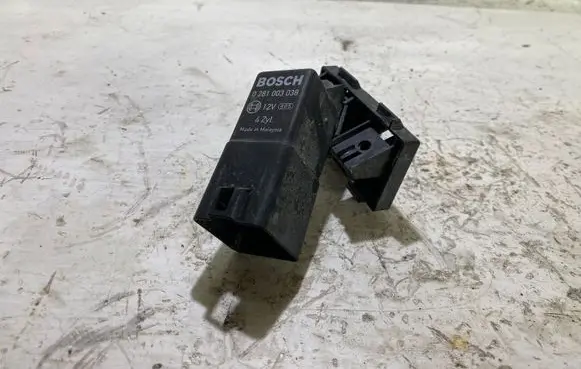 Volkswagen PASSAT B6 Glow plug pre-heat relay 0281003038