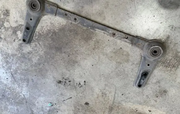 Nissan Leaf I (ZE0) Front subframe
