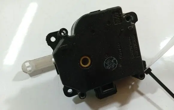 Toyota Avensis Verso Air flap motor/actuator 0637008600