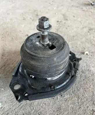 Jeep Grand Cherokee Engine mount bracket