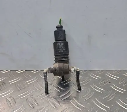 Volkswagen PASSAT B6 Windscreen/windshield washer pump 1T0955651A 3028143