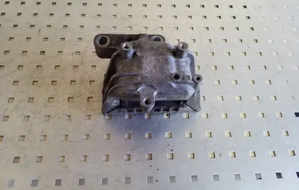 Volkswagen PASSAT B7 Engine mount bracket 1K0199262CR