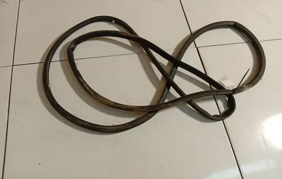 Opel Astra J Rubber seal front coupe door 