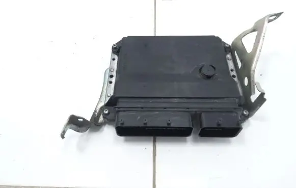 Toyota Avensis T270 Engine control unit/module ECU 8966105L20