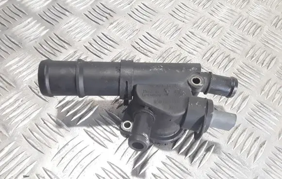 Audi A3 S3 8P Engine coolant pipe/hose 038121132D