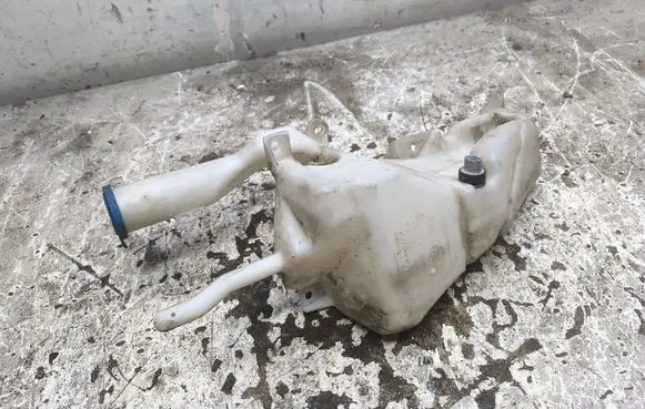 Volvo S40, V40 Windshield washer fluid reservoir/tank 30621342 30621343