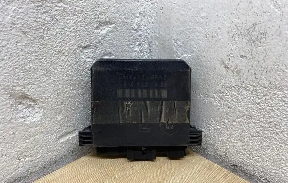 Mercedes-Benz E W210 Door control unit/module 2108207526