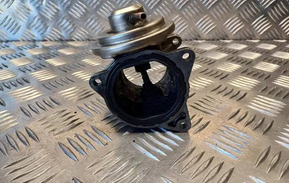 Skoda Octavia Mk2 (1Z) EGR valve 038129637D 038131501AF
