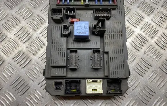 Citroen C5 Fuse module 9646226880