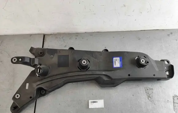 Volvo XC90 Fender mounting bracket 32377779