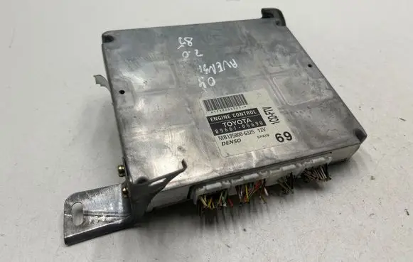 Toyota Avensis T250 Engine control unit/module 1758006325 8966105690 MB1758006325