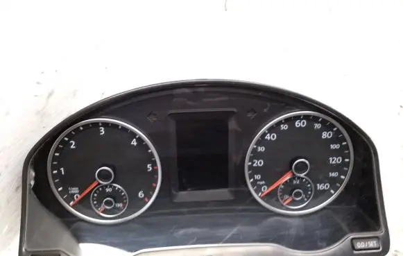 Volkswagen Tiguan Speedometer (instrument cluster) 5N0920971B