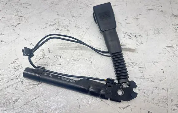 BMW 2 F22 F23 Front seatbelt buckle 725938704 7259387