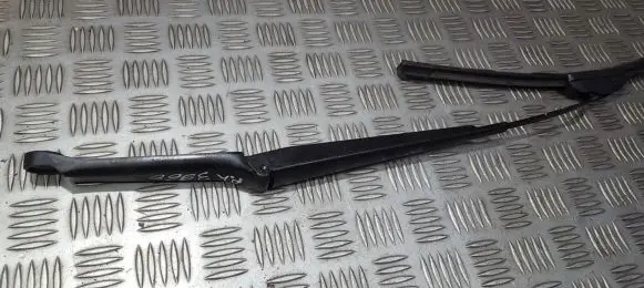 Toyota Avensis T220 Front wiper blade arm 8521105051 85211-05051