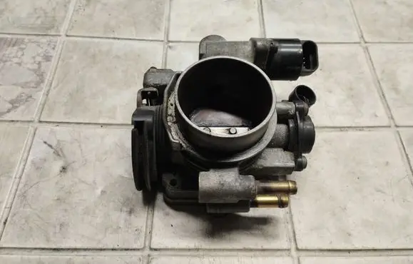 Opel Tigra A Throttle valve 90501011