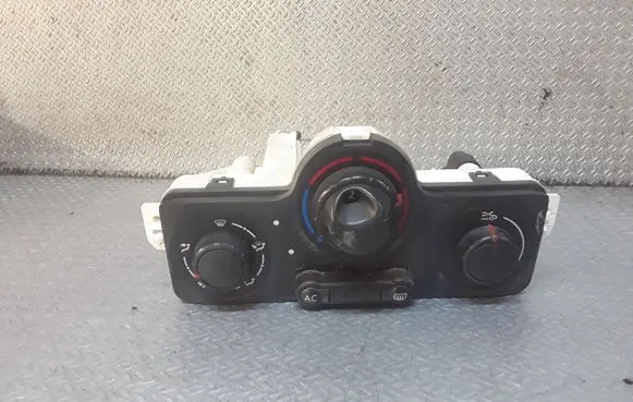 Renault Clio III Climate control unit 030967W