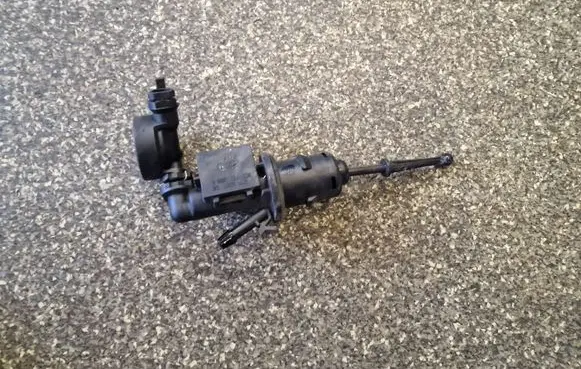 Volkswagen PASSAT B6 Clutch master cylinder 