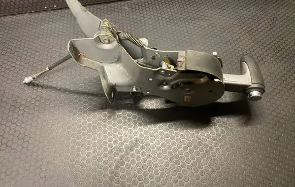 Honda CR-V Hand brake release handle 
