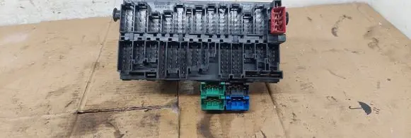 Volkswagen PASSAT B4 Fuse box set 357937039