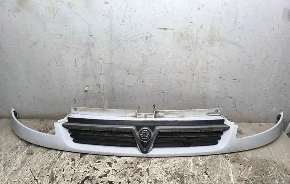 Opel Vivaro Front bumper upper radiator grill 8200044885 91166761