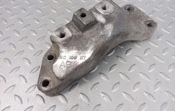 Engine mounting bracket