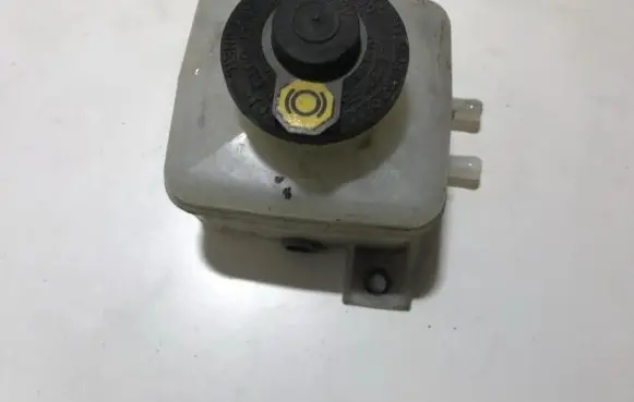 Toyota Avensis Verso Brake fluid reservoir 13231140230 132311-40230