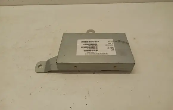 Chrysler Town & Country V Aerial antenna amplifier P05064189AH 05064261AH 28135407