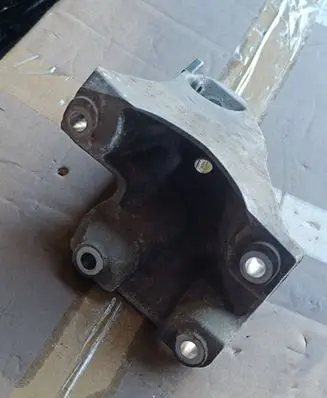 Audi Q7 4L Engine mounting bracket 7L6199308D