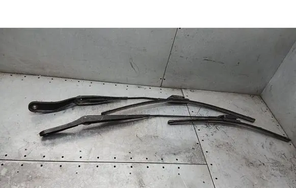 Volvo V50 Front wiper blade arm 