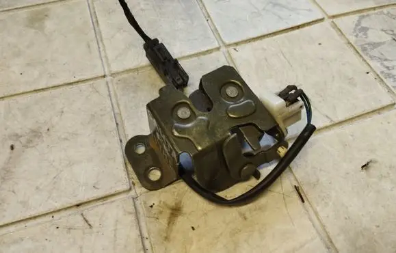 Hyundai Santa Fe Tailgate window lock/catch/latch 