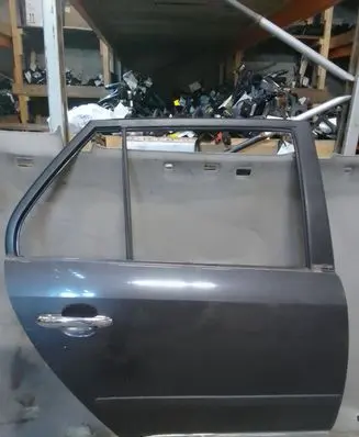 KIA Carens I Rear door