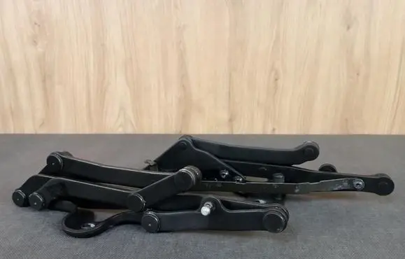 Tailgate/trunk/boot hinge